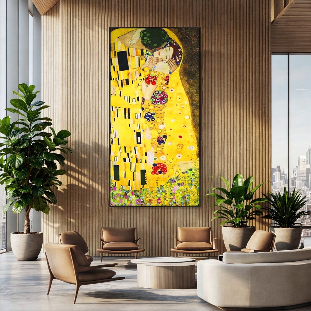 Tablou canvas cu reproducere pictura celebrul sarut klimt, in rama de aluminiu negru, pe perete intr-un birou
